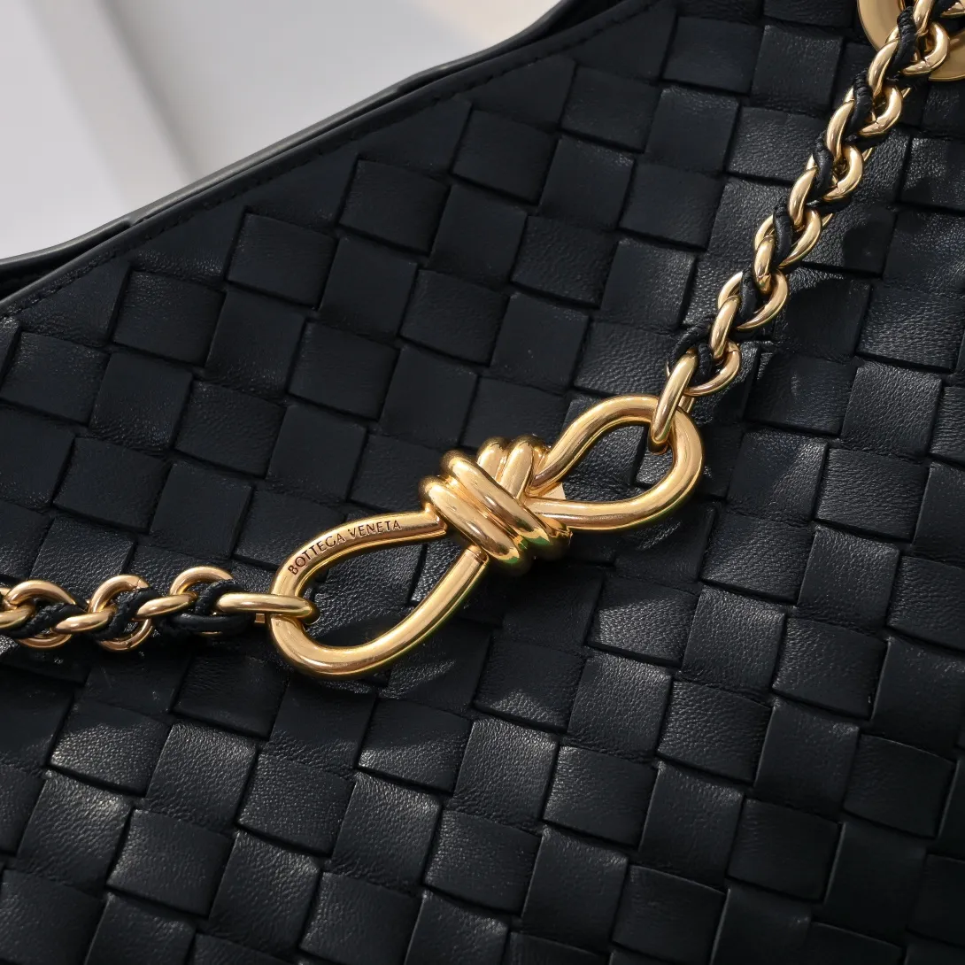 Batch 2460 BOTTEGA VENETA 2024 spring and summer new small ANDIAMO chain bag is also available! 🔥🔥I believe many friends have been waiting for a long time. The metallic chain adds a touch of sophistication to the original softness and elegance of Andiamo. The collision of classic craftsmanship and elegance creates a different kind of beauty. Style number: 6009 Size: 32*24*12cm